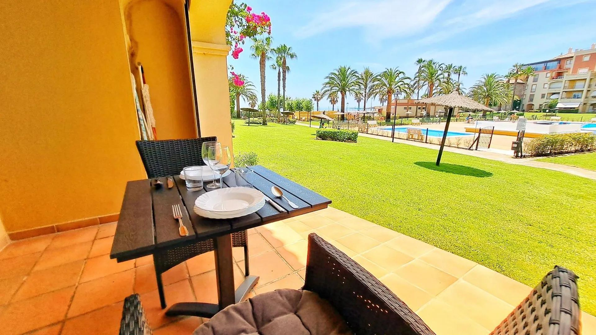 Residencial Alcaraván Apartamentos de 2 y 3 dormitorios en primera línea Isla Canela 0*,