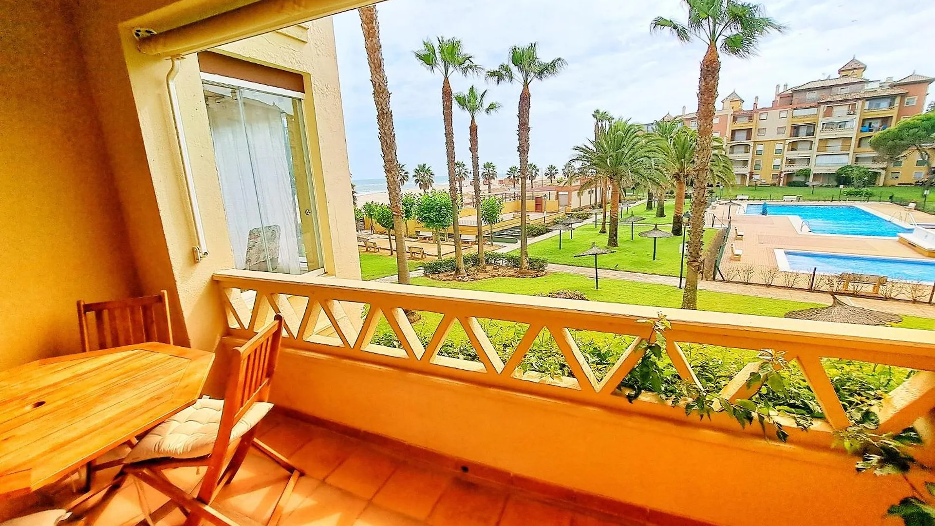 Residencial Alcaraván Apartamentos de 2 y 3 dormitorios en primera línea Isla Canela 0*,  España